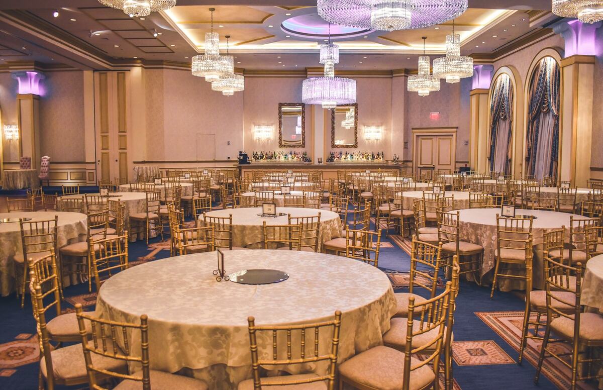 Salón de eventos montado para una celebración
